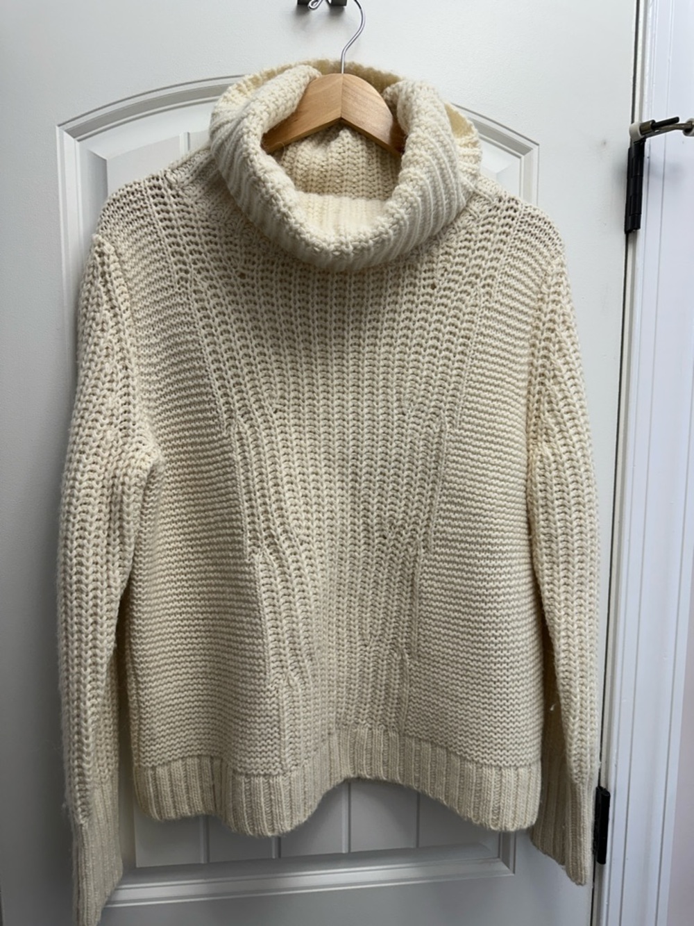 Banana Republic merino wool Cream Chunky Turtleneck Sweater